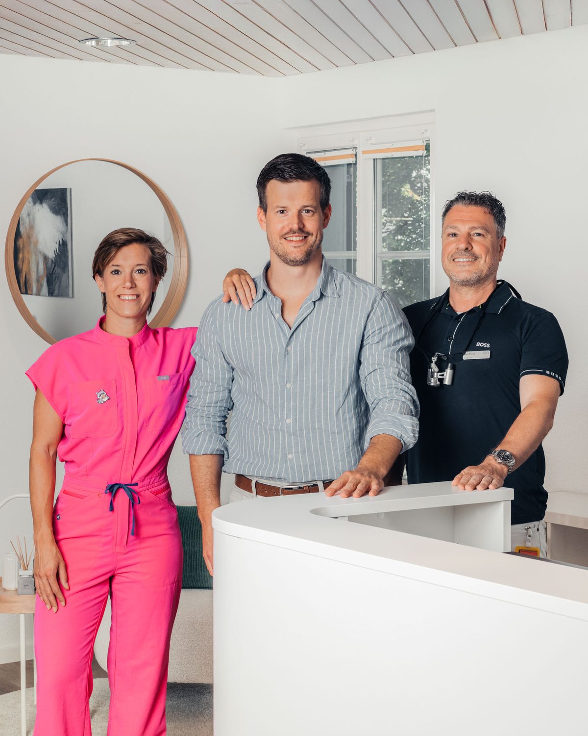 Pascale Affolter, Patrick Affolter und Meric Prause am Empfang der Praxis